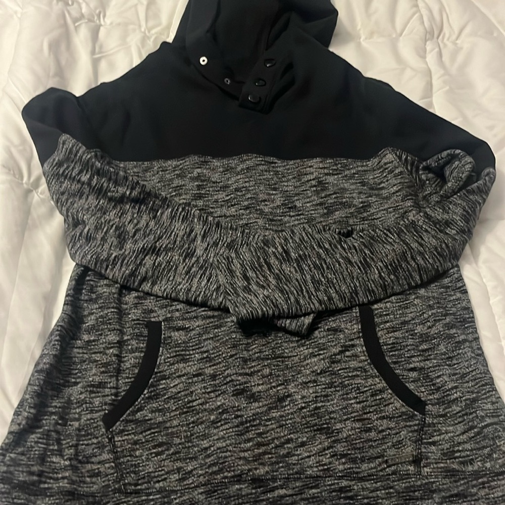 Men’s Express hooded light weight pullover, size Medium
